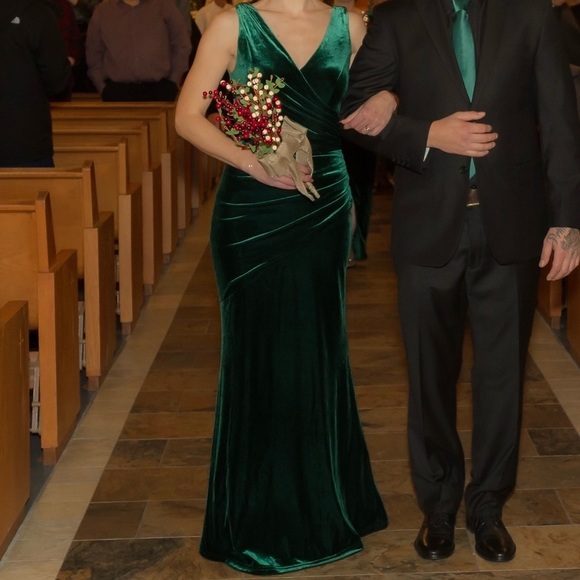Revelry Dawson Velvet Floor Length Dress in Classic Emerald - Picture 3 of 8